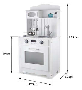 Bela lesena kuhinja s predpasnikom, dodatki in svetilko LED