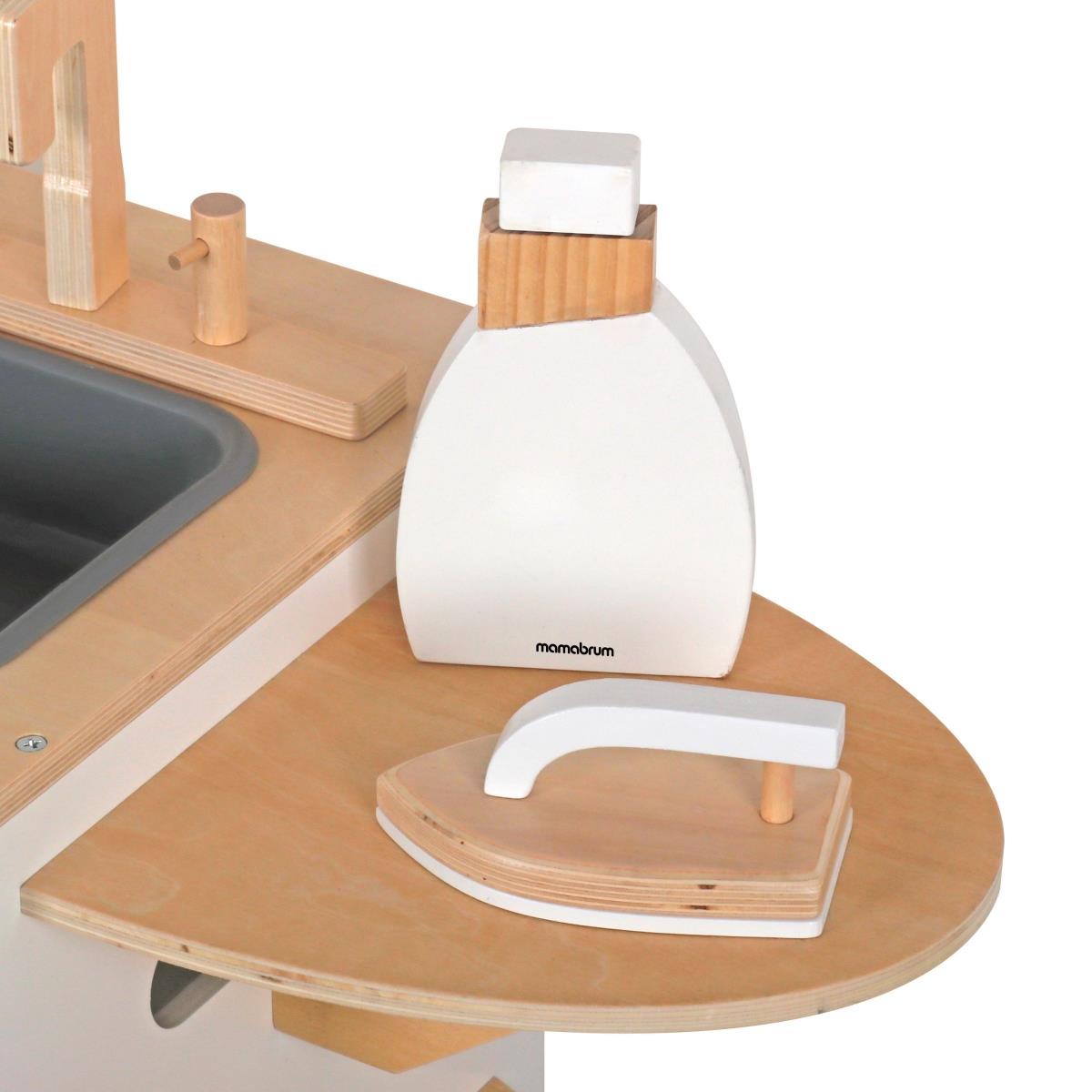 Leseni pralni stroj z likalnikom, košaro in pralno tekočino