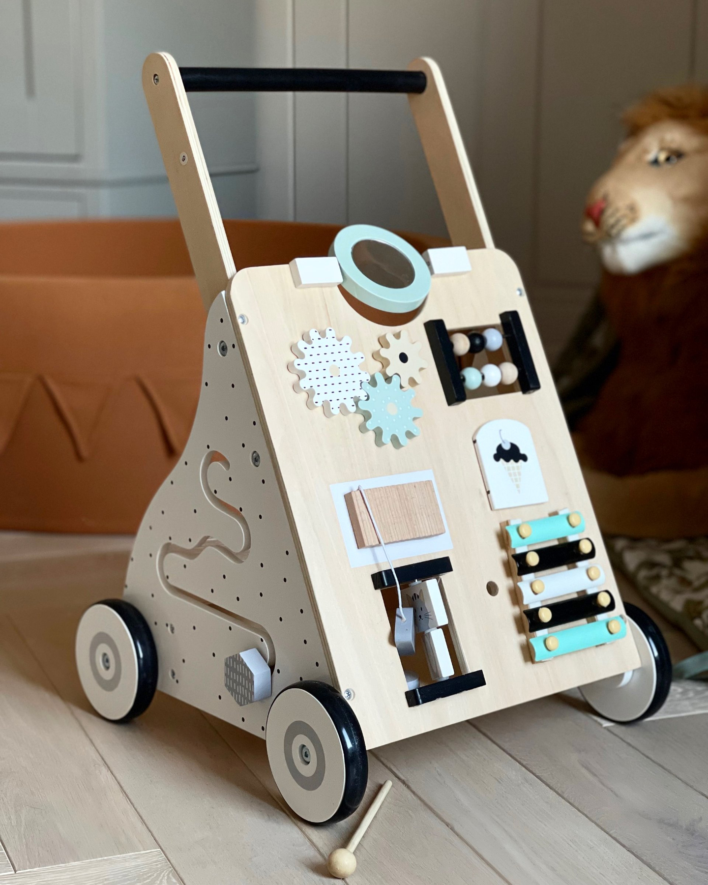 Lesena, izobraževalna otroška hojica / voziček - manipulativna tabla