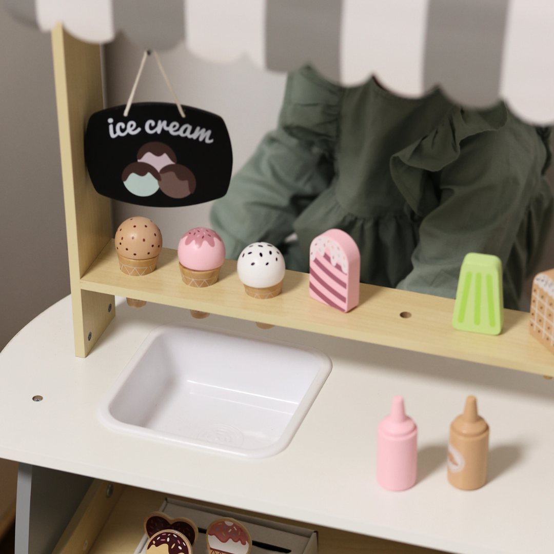 Lesena sladoledarna na kolesih - voziček za sladoled