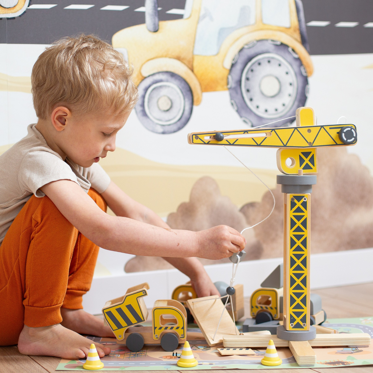 Leseno gradbišče z velikim mobilnim žerjavom in vozili, stolpni žerjav