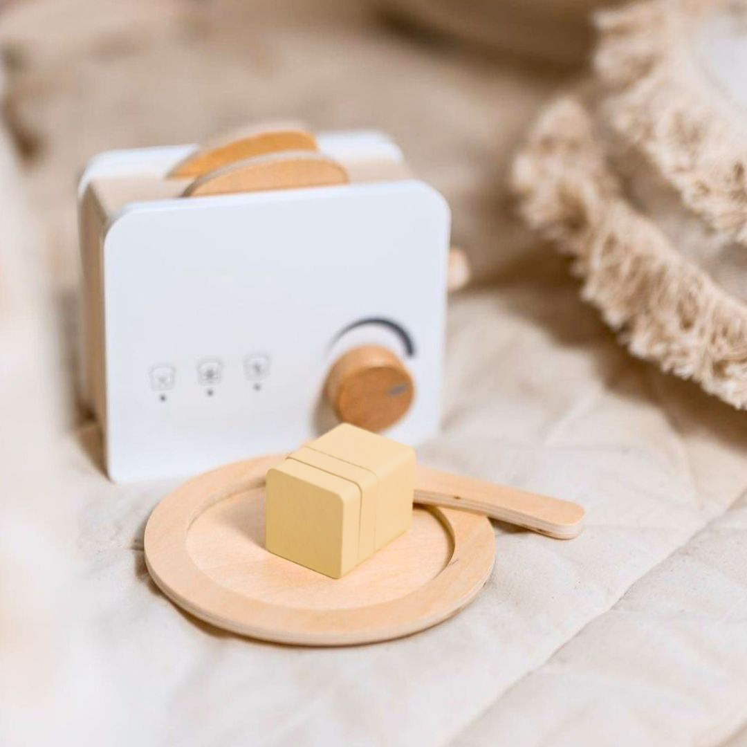 Leseni opekač kruha z dodatki