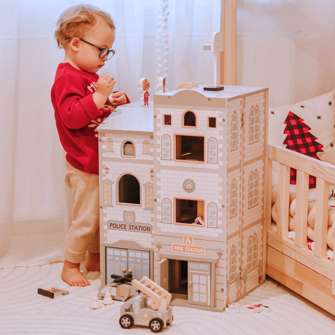 Velika zložljiva gasilska postaja s policijsko postajo - lesen komplet. Gasilska in policijska postaja z dodatki.