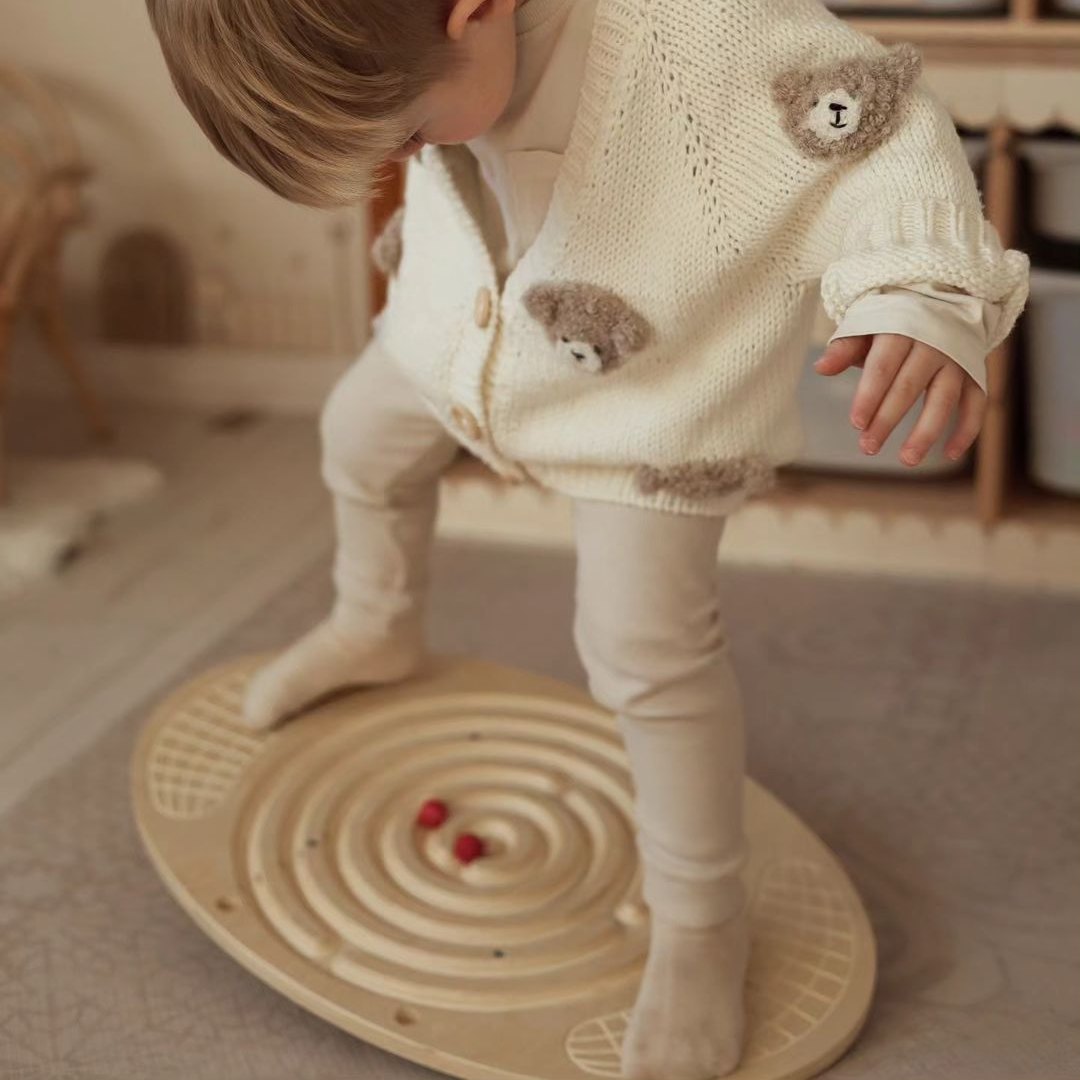 Lesena ravnotežna deska z labirintom in žogicami - ravnotežna gugalnica