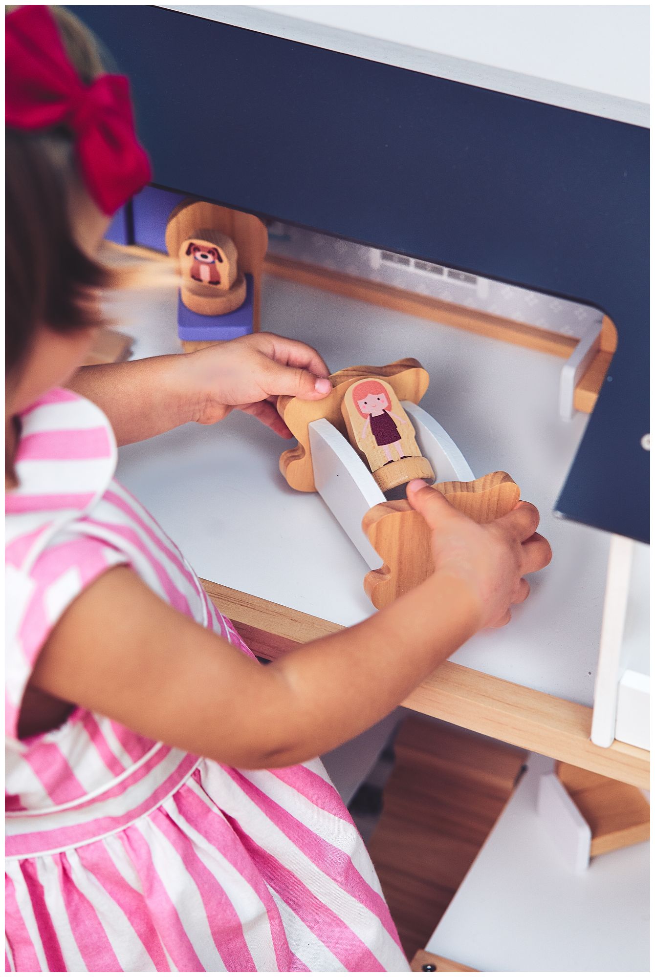 Bela lesena hišica za lutke z dodatki 18 kosov.