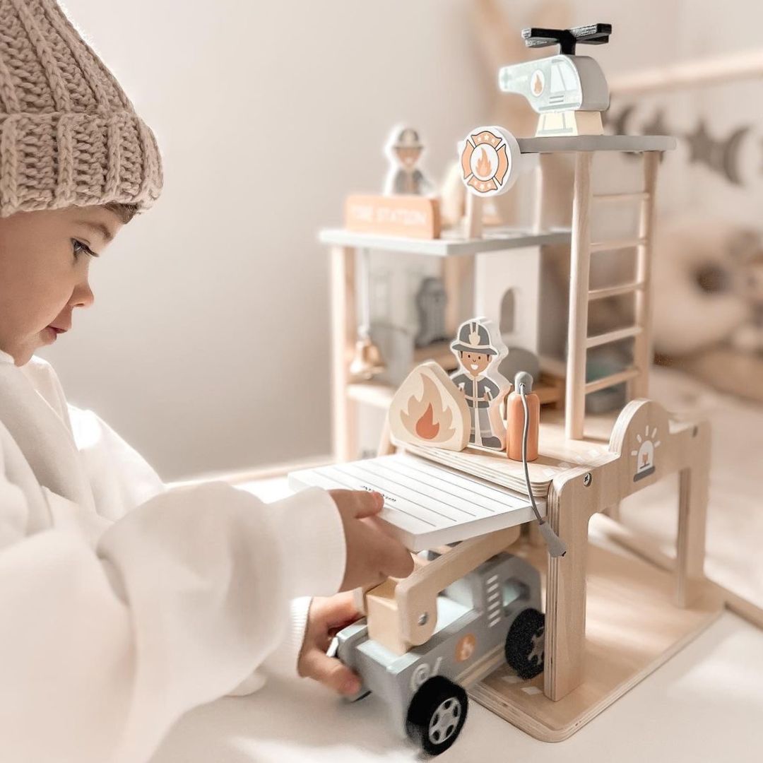 Lesena gasilska postaja z dodatki, gasilska brigada