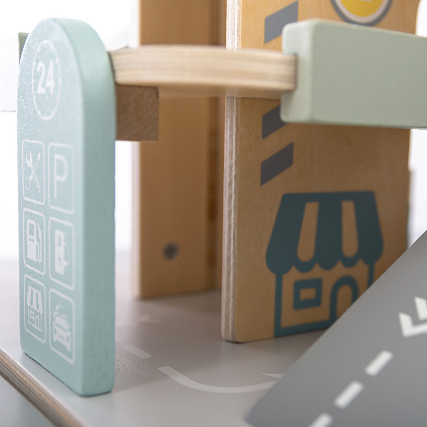 Lesena, trinadstropna garaža za otroke z dodatki – parkirišče, bencinska črpalka, avtopralnica, helikopter