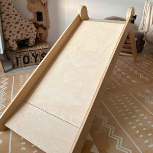 Leseni tobogan z lestvijo za otroke