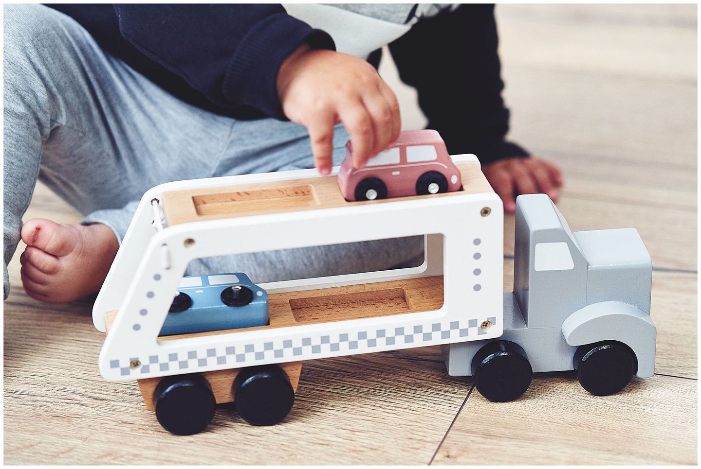 Lesen tovornjak s prikolico s 4 avtomobili