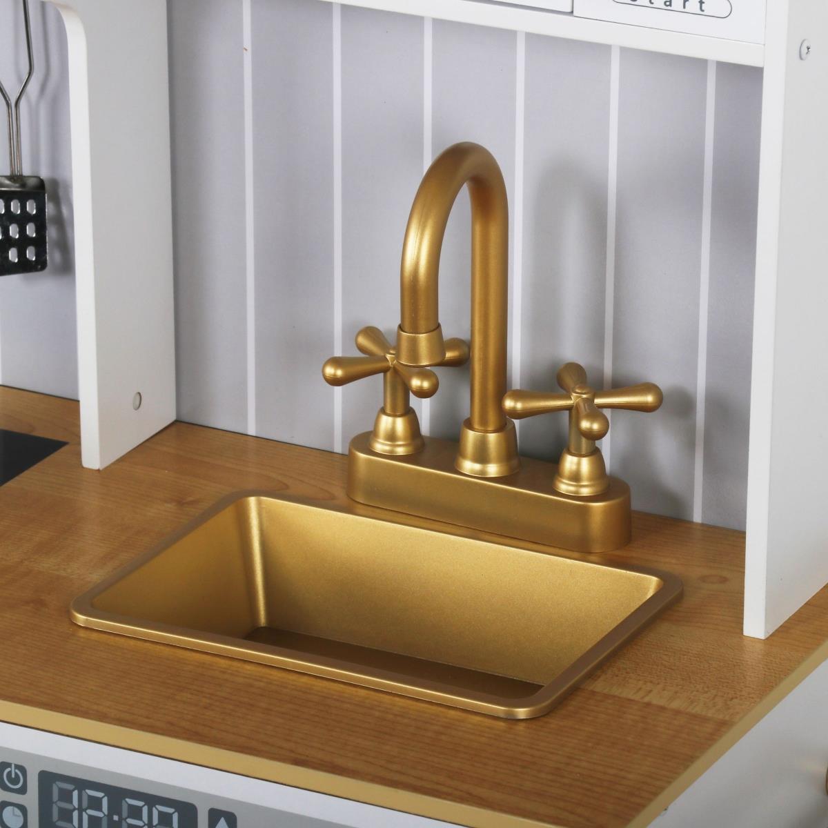 Lesena bela kuhinja z dodatki in predpasnikom