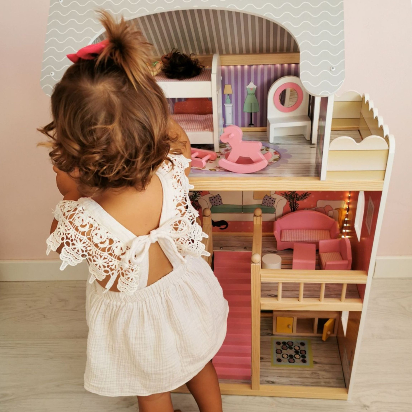 Velika lesena 3-nadstropna hiša za punčke s teraso, pohištvenim kompletom in LED osvetlitvijo!