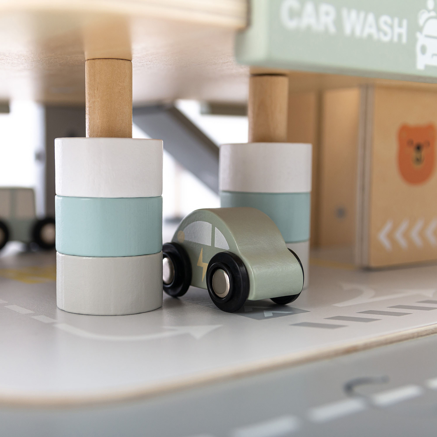 Lesena, trinadstropna garaža za otroke z dodatki – parkirišče, bencinska črpalka, avtopralnica, helikopter