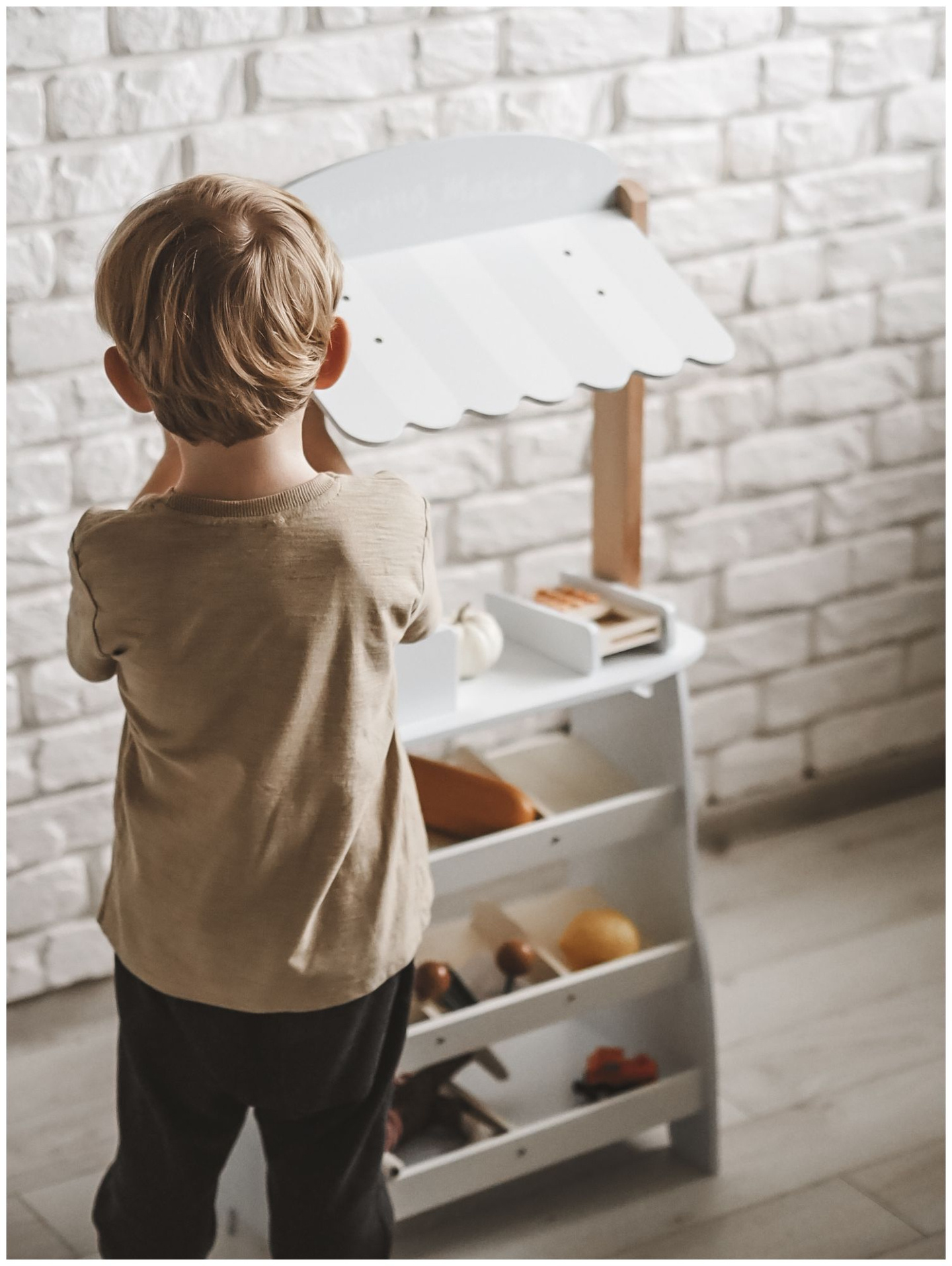 Trgovina z zelenjavo - lesena stojnica z zaboji, blagajno in terminalom