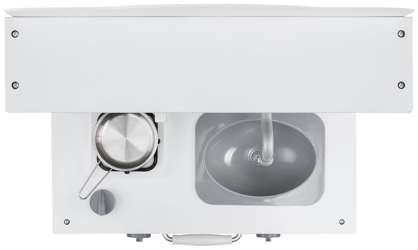 Bela lesena kuhinja s predpasnikom, dodatki in svetilko LED