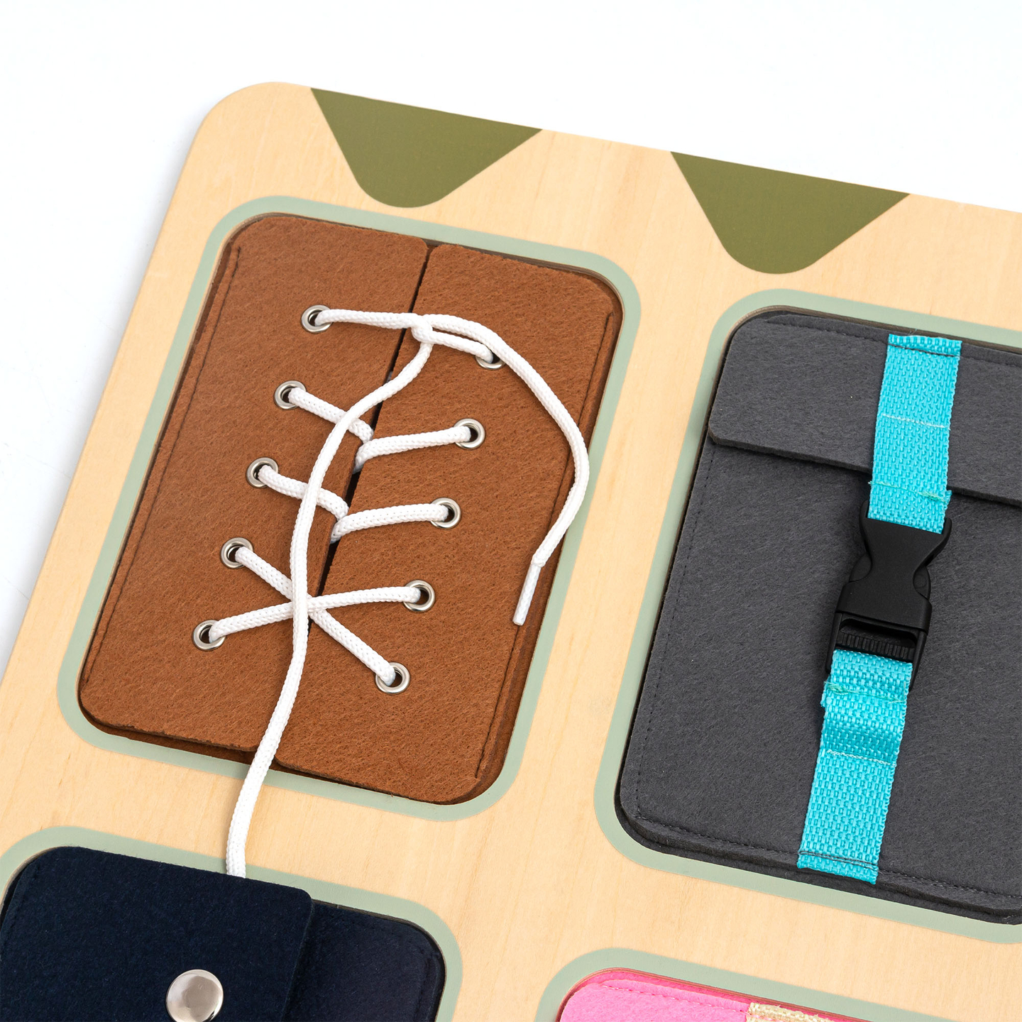 Lesena Montessori manipulativna tabla – senzorično učenje samostojnosti – vezalke, zaponke, gumbi, gumbi za zadrgo