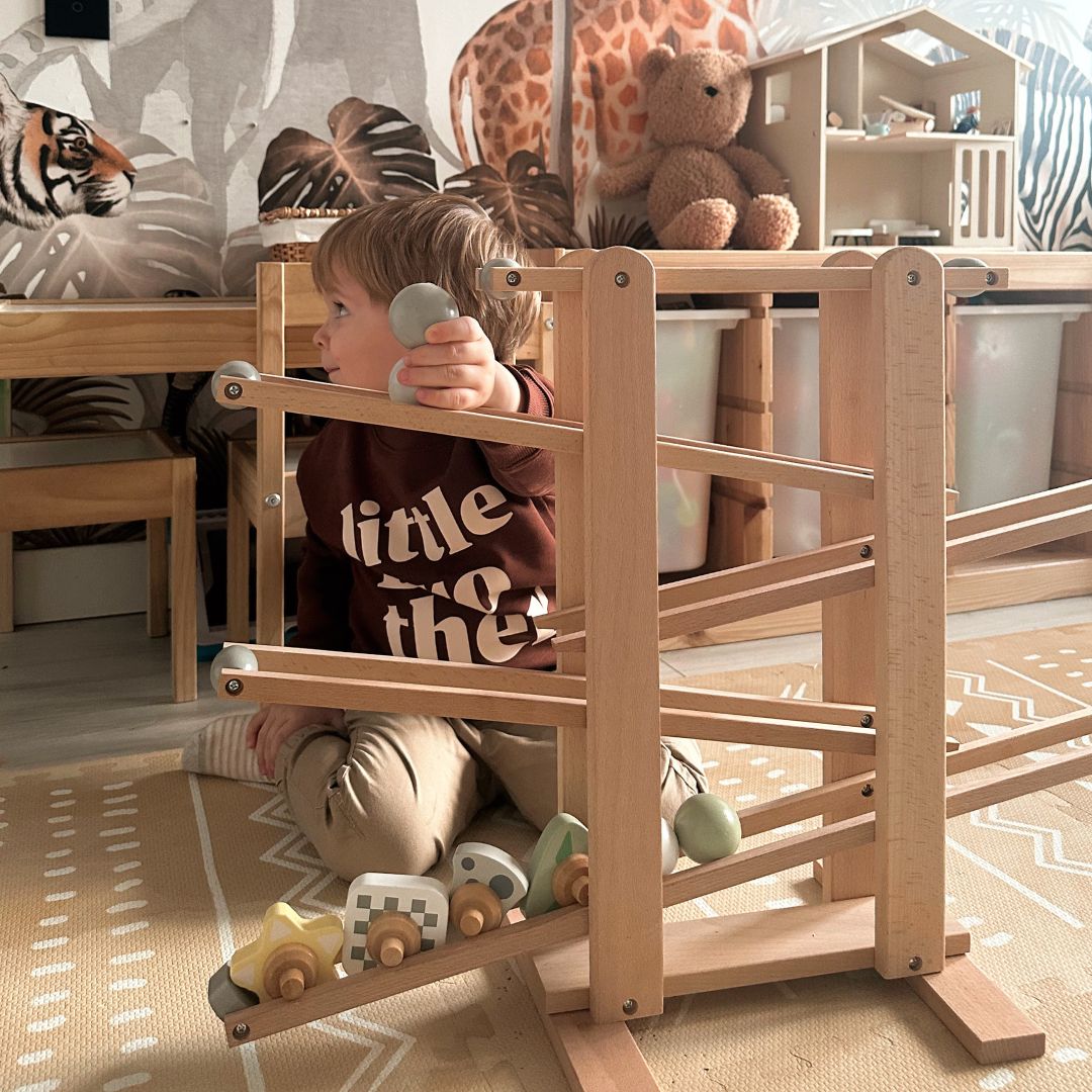 Velika lesena cesta v slepi ulici - tobogan z vrtečimi se elementi