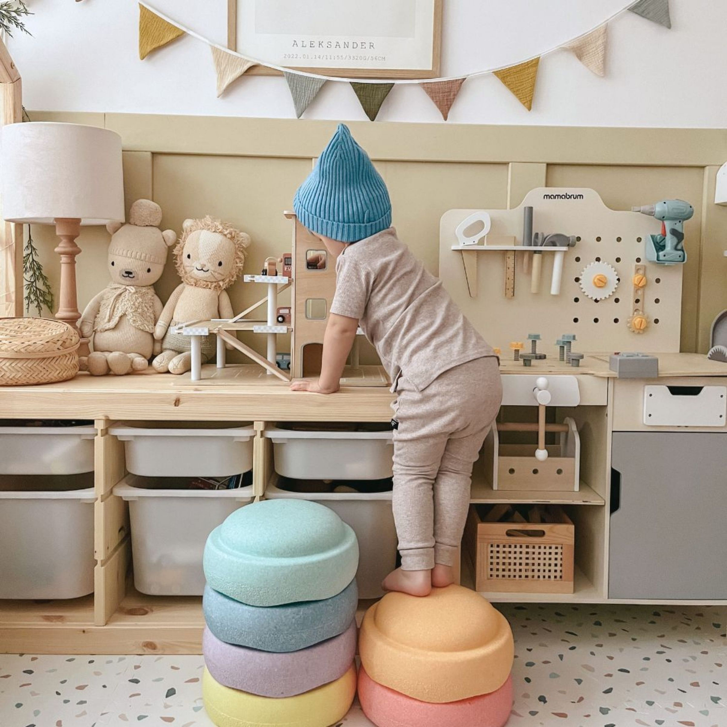 Leseno trinadstropno parkirišče z dvigalom - garaža za avtomobile in helikopter