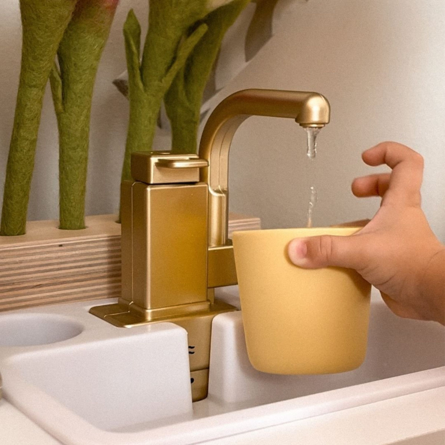 XXXXL velika lesena interaktivna kuhinja z osvetlitvijo LED, pralnim strojem, mikrovalovno pečico, kavnim aparatom ter sadnim in zelenjavnim setom - 50 elementov