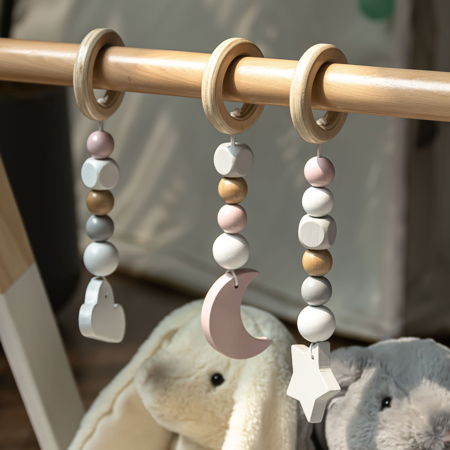 Baby Gym leseno izobraževalno stojalo - bela barva