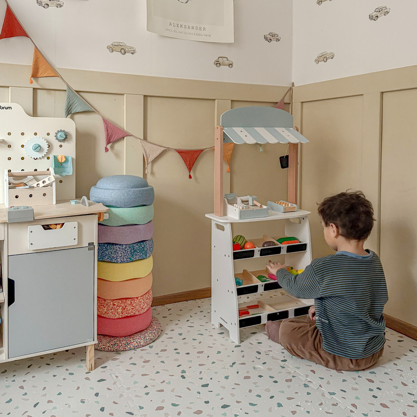 Trgovina z zelenjavo - lesena stojnica z zaboji, blagajno in terminalom