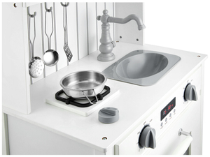 Bela lesena kuhinja s predpasnikom, dodatki in svetilko LED