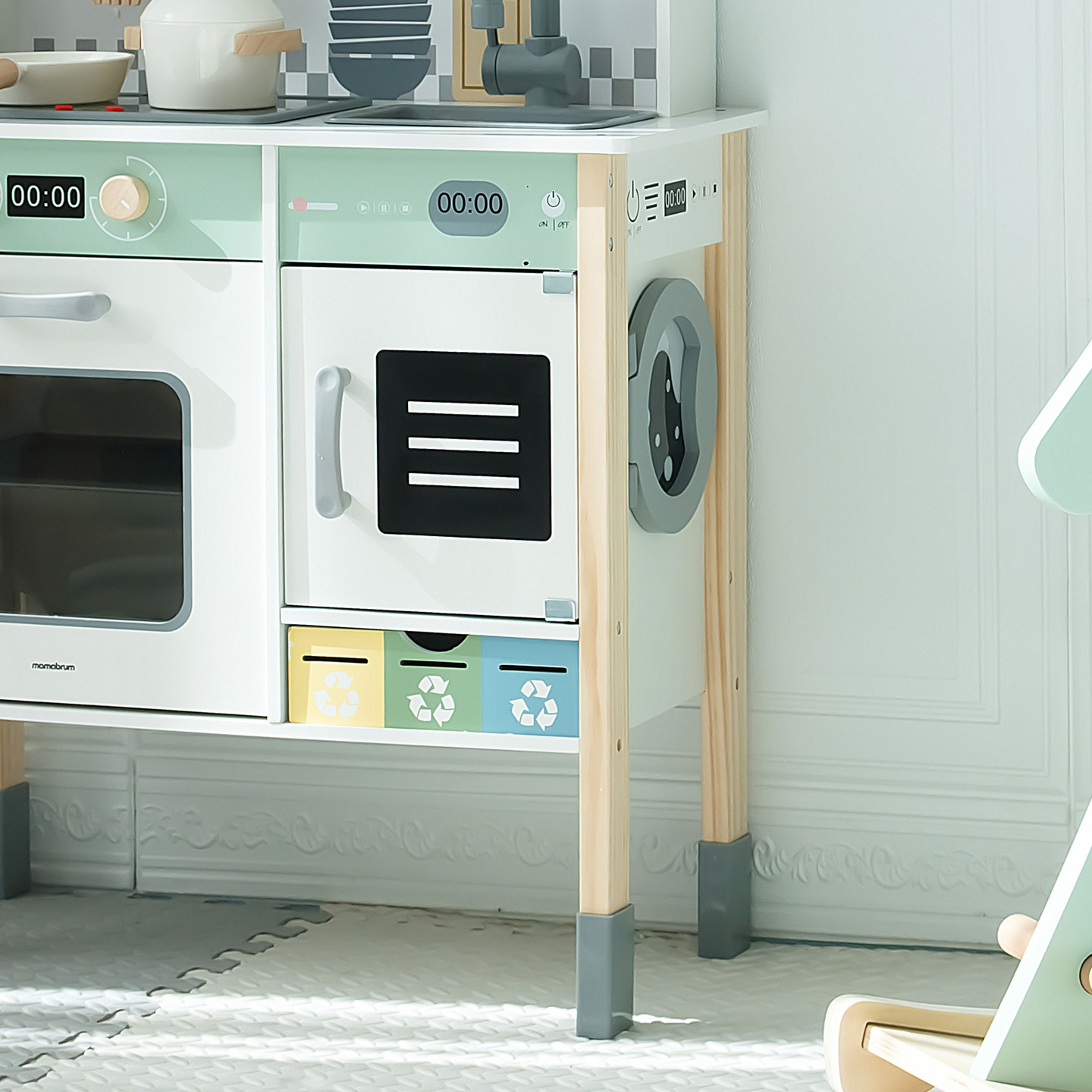 Interaktivna kuhinja s pralnim strojem, pomivalnim strojem in tablo