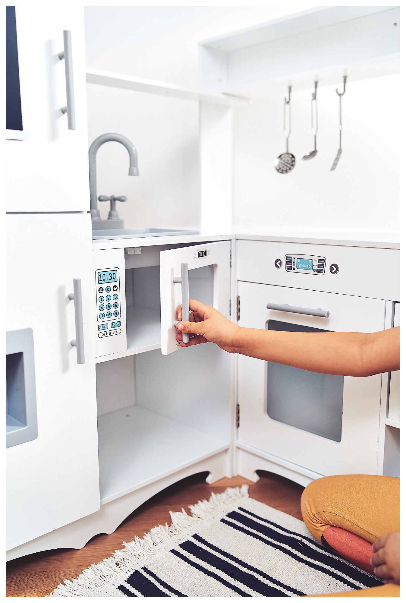 Kotna lesena kuhinja XXXL s hladilnikom, pečico, pralnim strojem, predpasnikom in dodatki