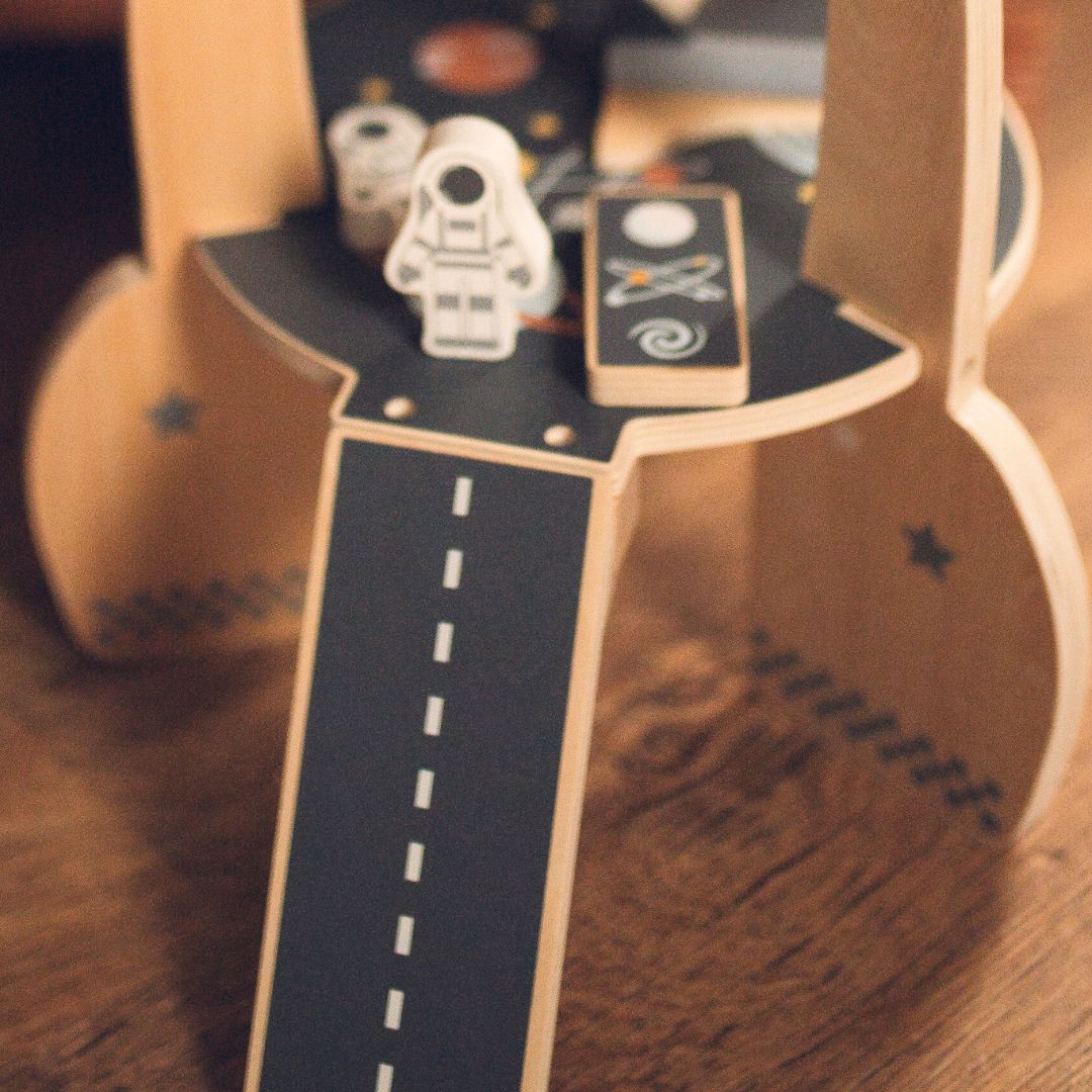 Velika lesena vesoljska raketa z dodatki