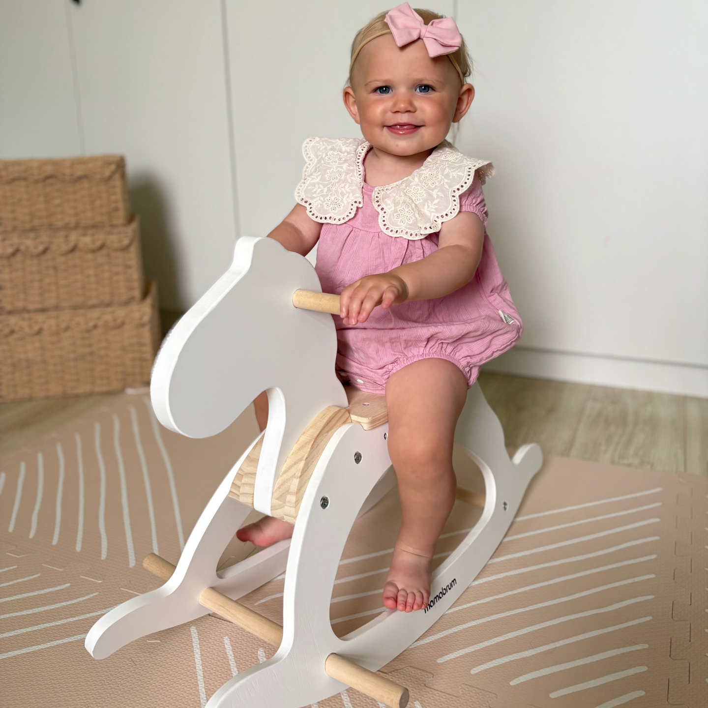 Leseni gugalni konjiček - bel - od 12 mesecev.