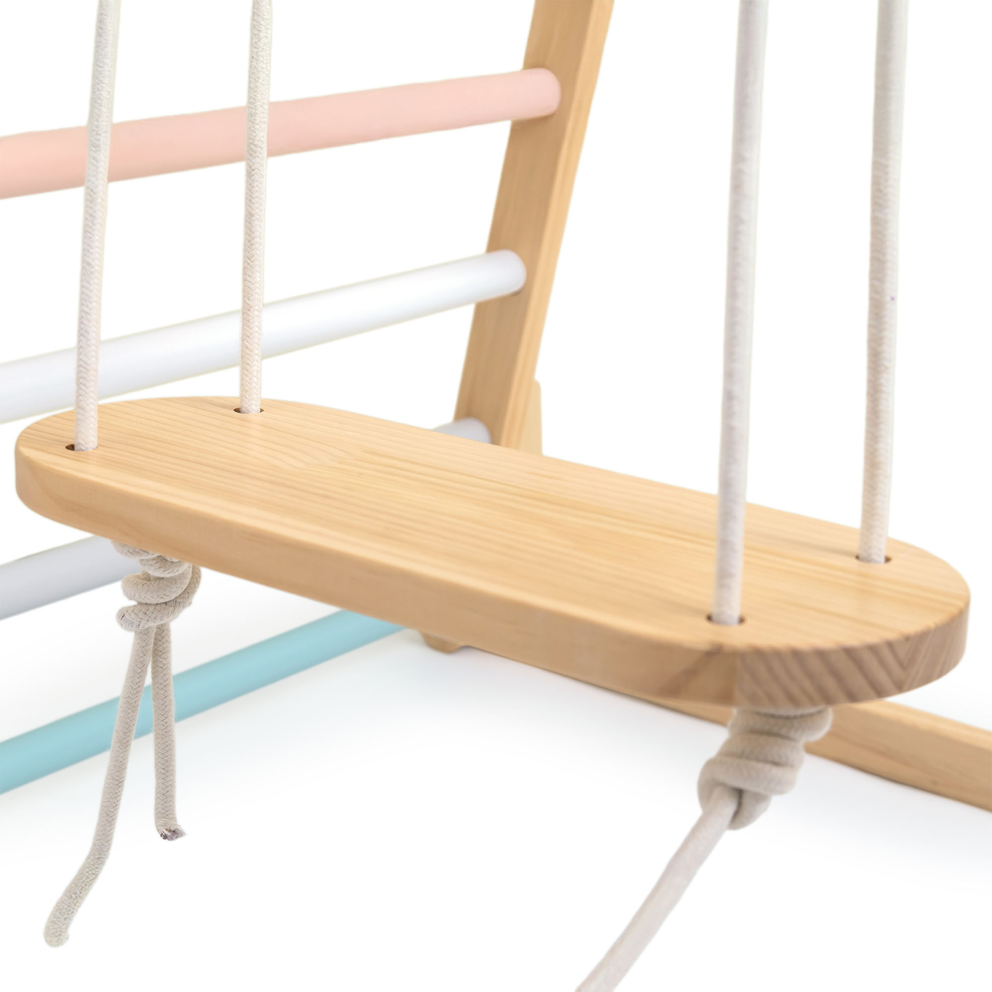 Leseno notranje igrišče z gugalnico, gimnastičnimi obroči in plezalno mrežo