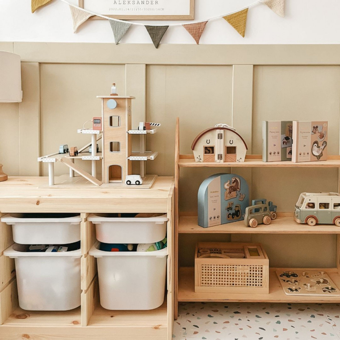 Leseno trinadstropno parkirišče z dvigalom - garaža za avtomobile in helikopter