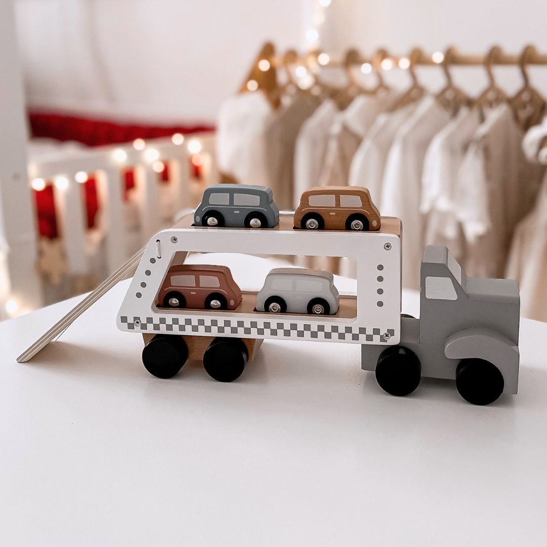 Lesen tovornjak s prikolico s 4 avtomobili