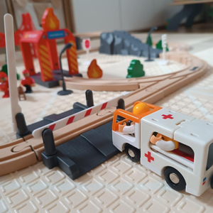 Leseni vlak, vlak na baterije - Gasilci, tiri, avtomobili, mostovi, pregrade