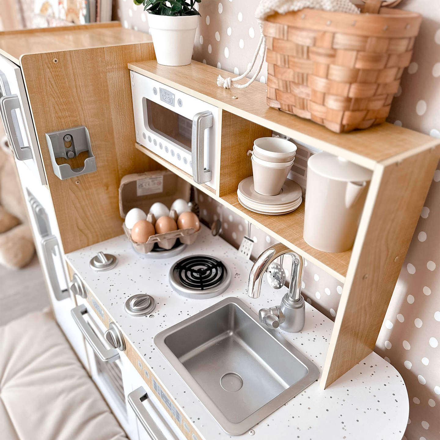 XXL lesena kuhinja z LED osvetlitvijo, predpasnikom in dodatki