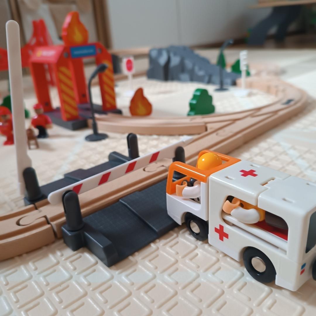 Leseni vlak, vlak na baterije - Gasilci, tiri, avtomobili, mostovi, pregrade