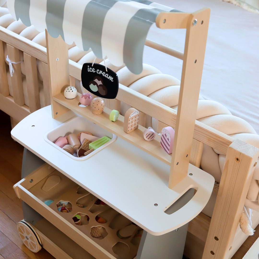 Lesena sladoledarna na kolesih - voziček za sladoled