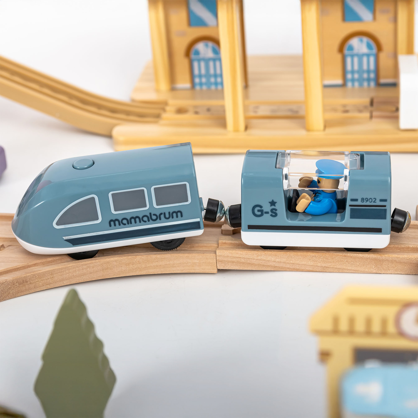 Lesena mestna železnica z električnim vlakom - premikajoči se žerjav, ladja, mostovi