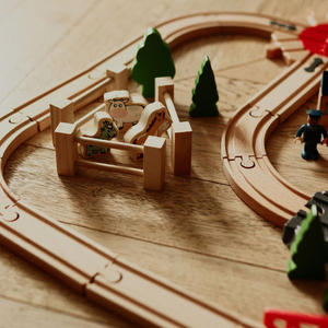 Lesena železnica, vlak na baterije - Mesto: tiri, avtomobili, most, letališče