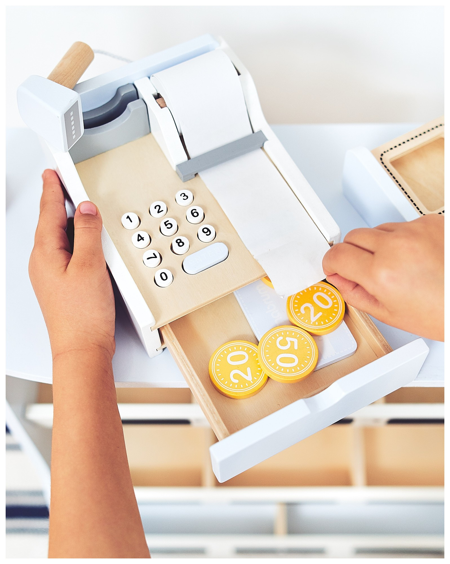 Trgovina z zelenjavo - lesena stojnica z zaboji, blagajno in terminalom