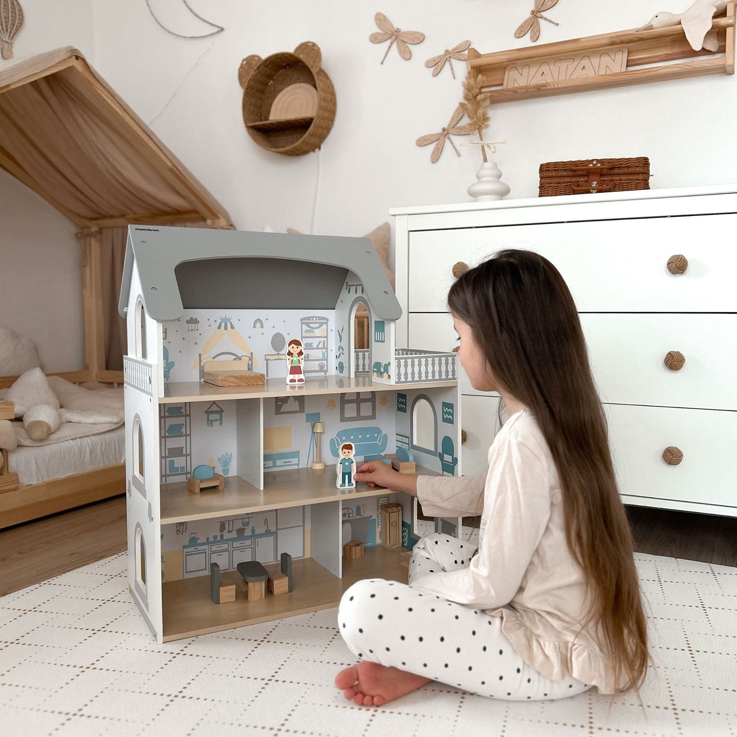 Bela lesena hišica za lutke s teraso in dodatki