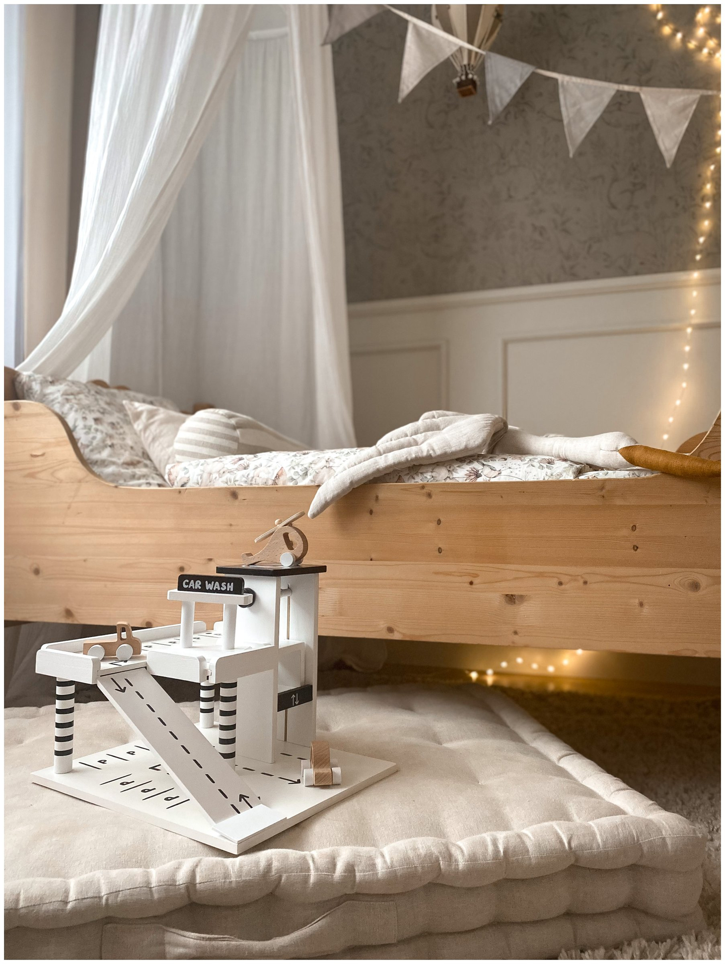 Lesena garaža - večnadstropno parkirišče - avtomobili, dvigalo, helikopter