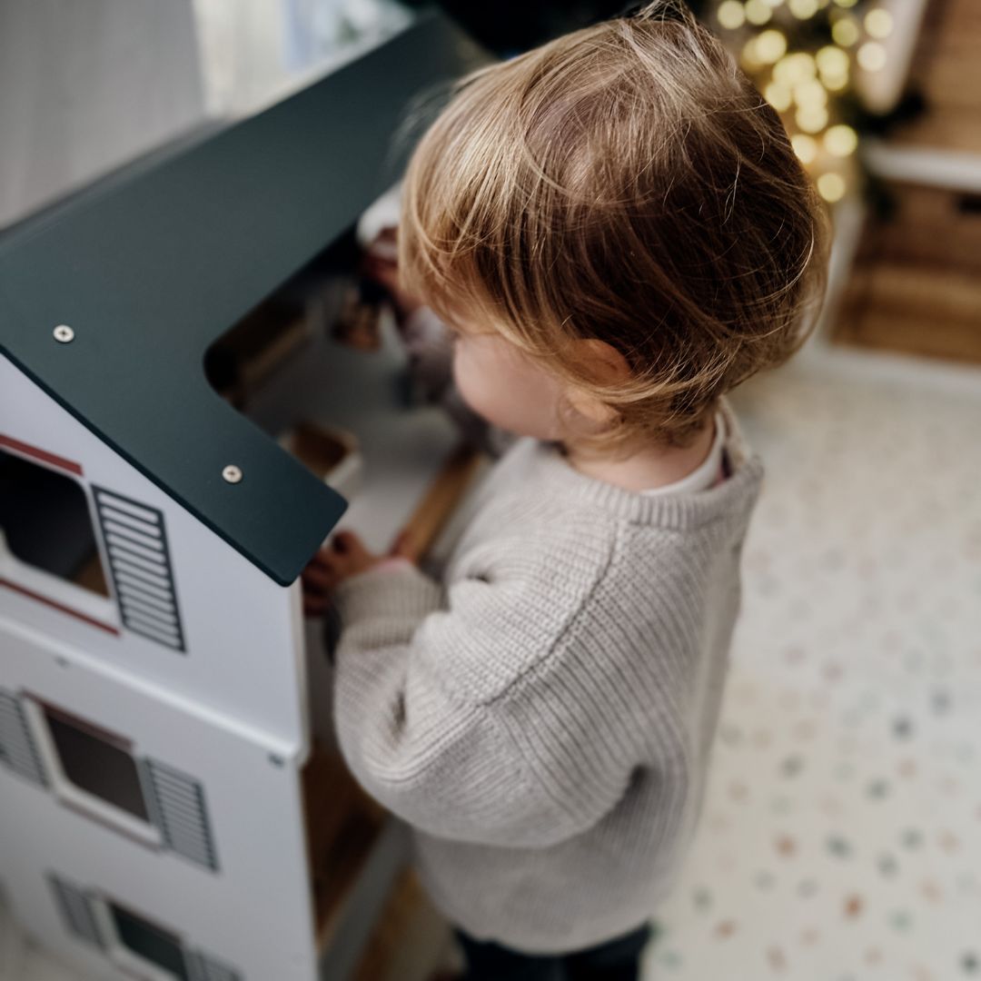 Bela lesena hišica za lutke z dodatki 18 kosov.