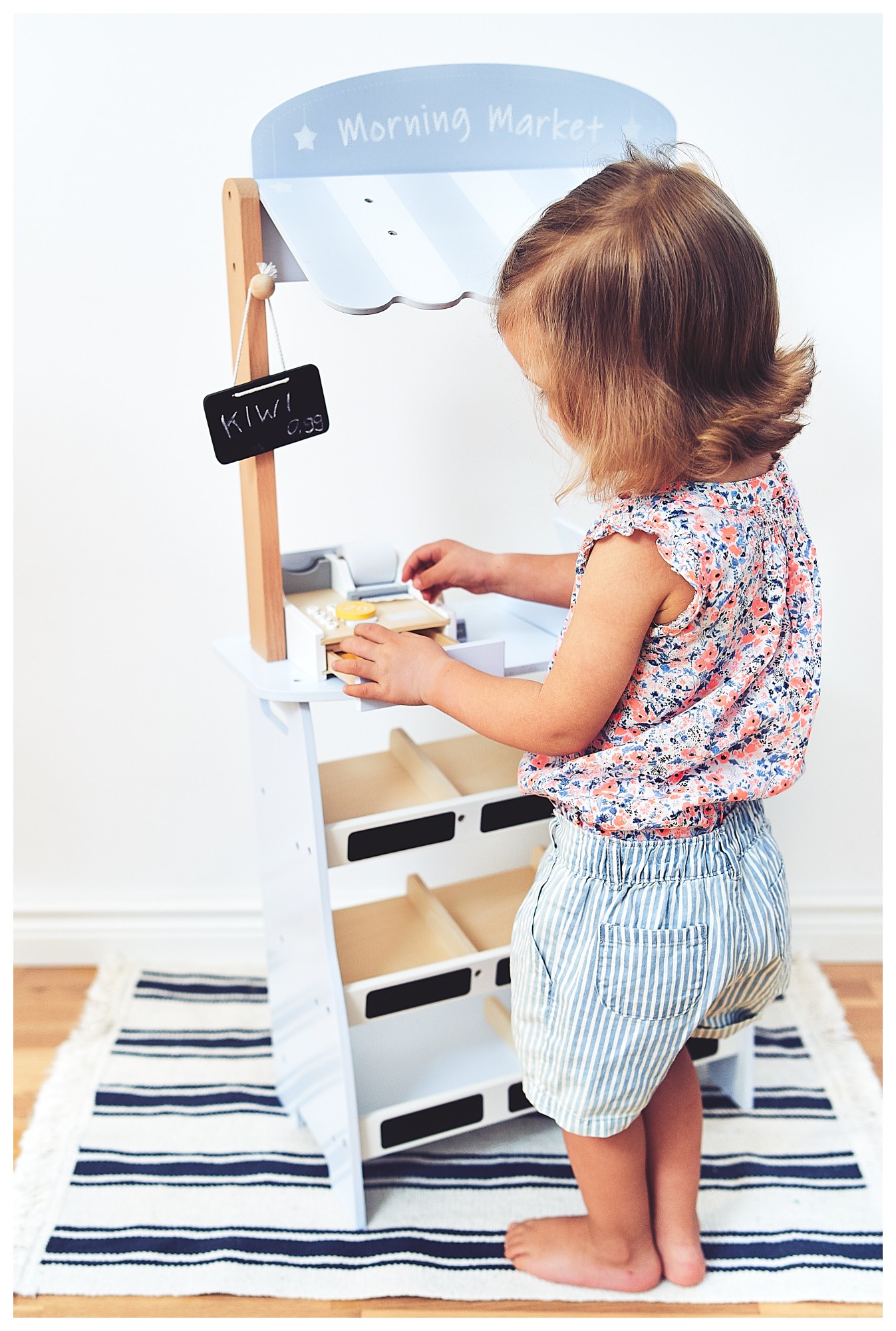 Trgovina z zelenjavo - lesena stojnica z zaboji, blagajno in terminalom