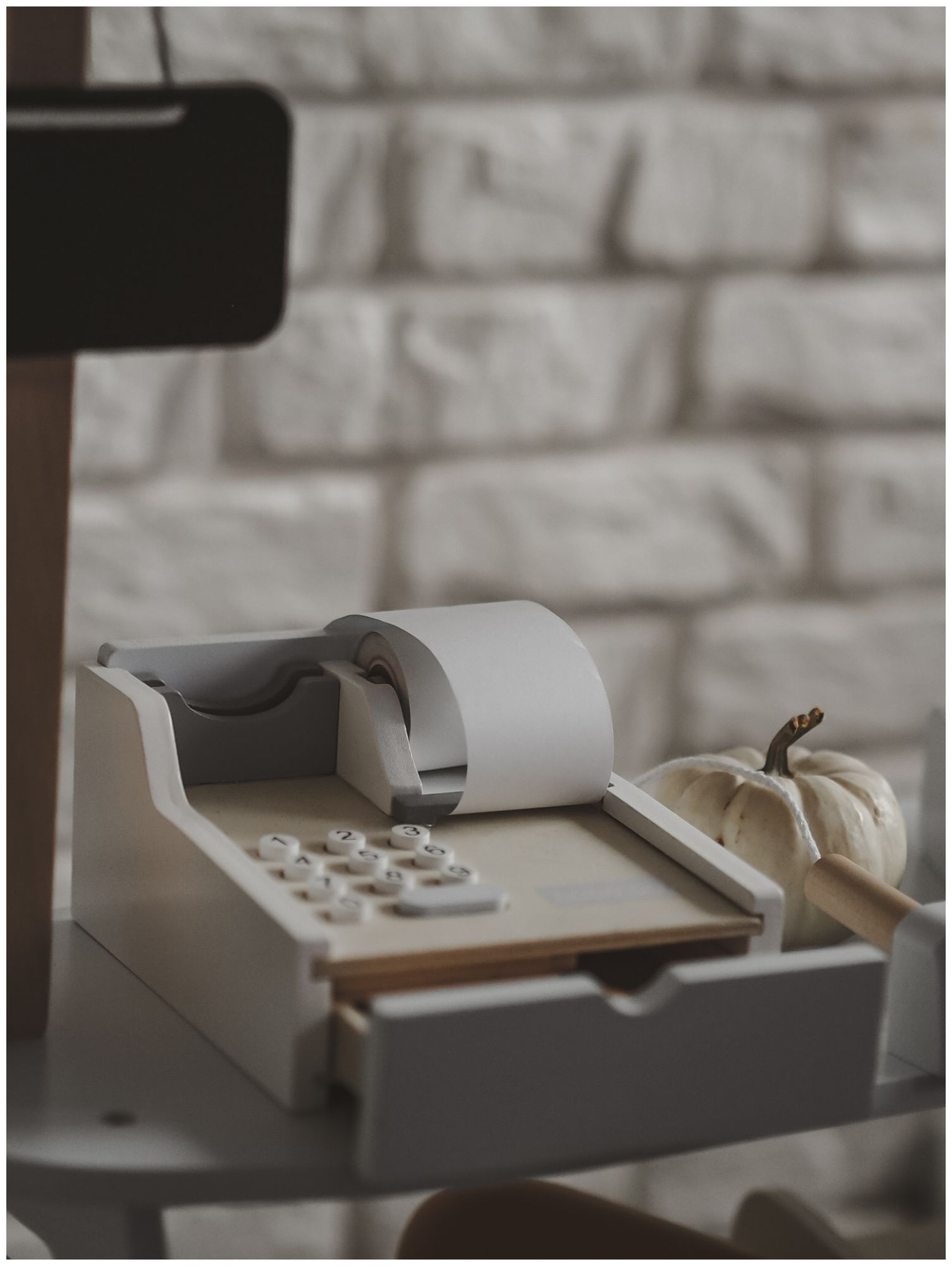 Trgovina z zelenjavo - lesena stojnica z zaboji, blagajno in terminalom