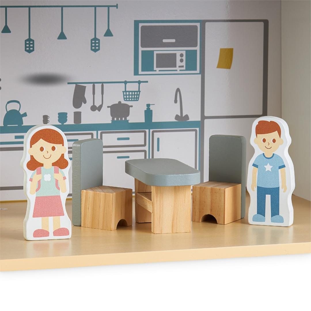 Bela lesena hišica za lutke s teraso in dodatki