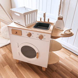 Leseni pralni stroj z likalnikom, košaro in pralno tekočino