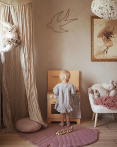 Lesena kuhinja s predpasnikom, dodatki in razsvetljavo LED