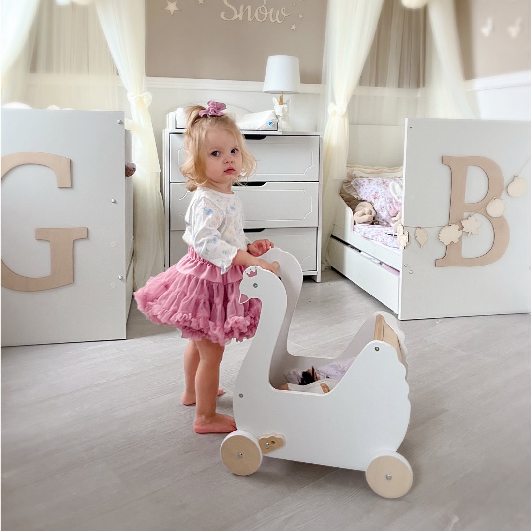 Leseni voziček za lutke - Swan