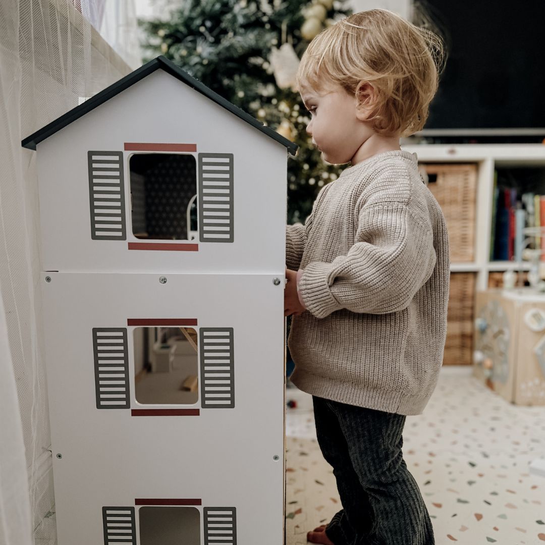 Bela lesena hišica za lutke z dodatki 18 kosov.