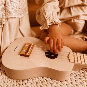Lesena kitara za otroke - ukulele - roza barva